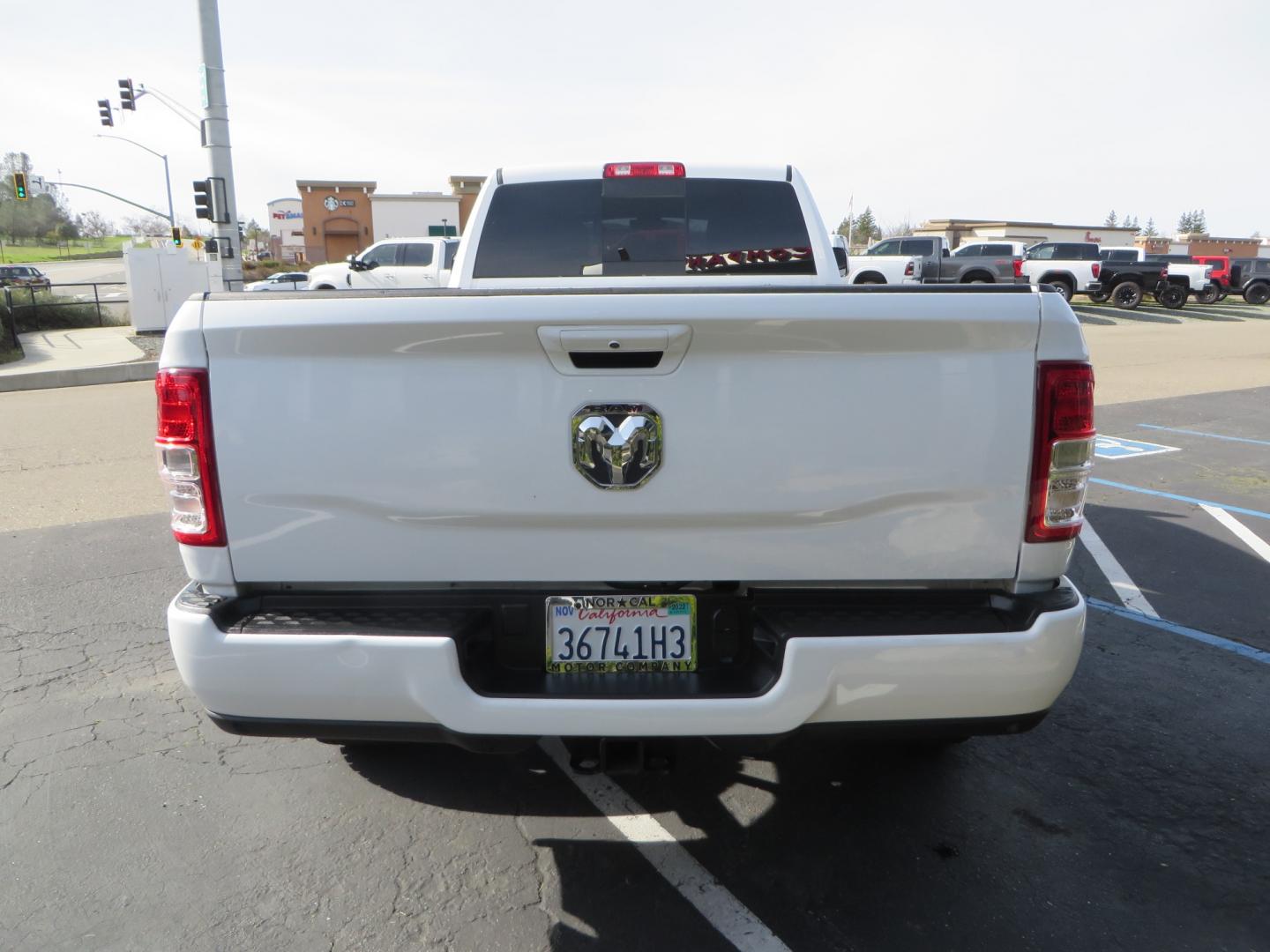 2022 White RAM 3500 Big Horn Crew Cab LWB 4WD (3C63R3HL9NG) with an 6.7L L6 OHV 24V TURBO DIESEL engine, 6A transmission, located at 2630 Grass Valley Highway, Auburn, CA, 95603, (530) 508-5100, 38.937893, -121.095482 - Photo#5